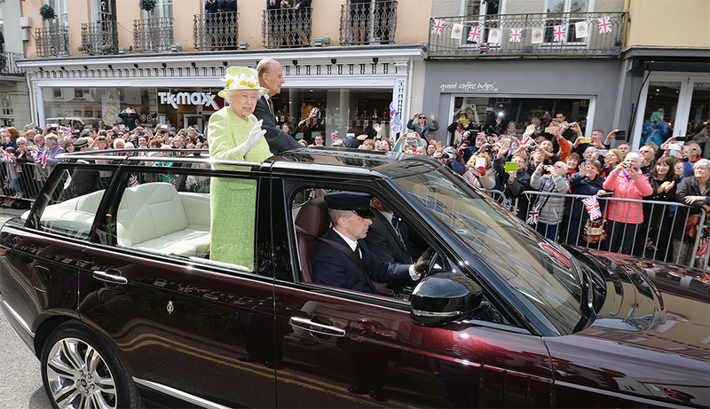 Illustration for article titled Queen Elizabeth II Has The Range Rover Convertible You Actually Want
